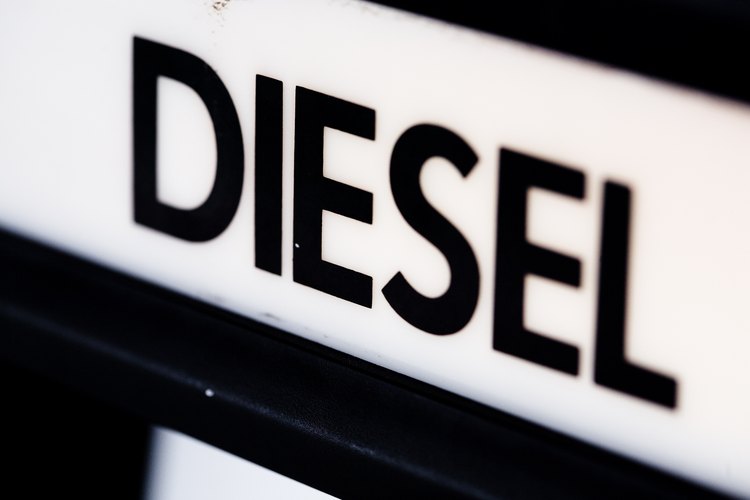 Vierte el combustible diésel en la carcasa del filtro.