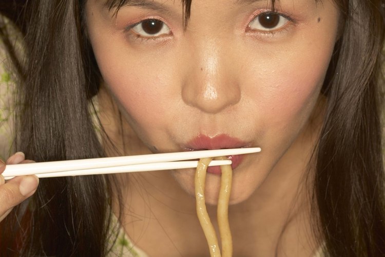 Sorber es considerado cortés cuando se comen fideos japoneses.