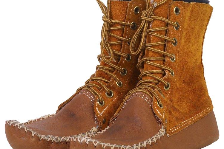 Los mocasines de gamuza se moldean a los pies.