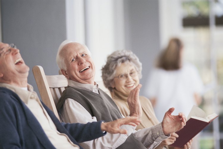 Personas mayores riendo