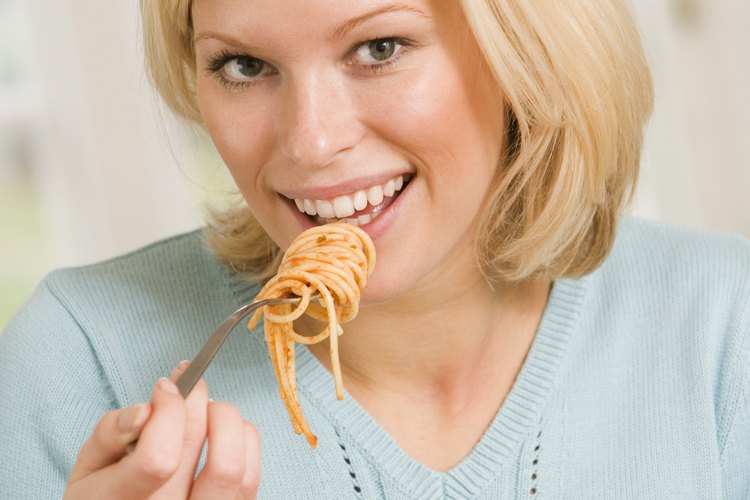 Normalmente añadida a otros productos de tomate como espesante, la pasta de tomate puede utilizarse para hacer salsa de tomate.