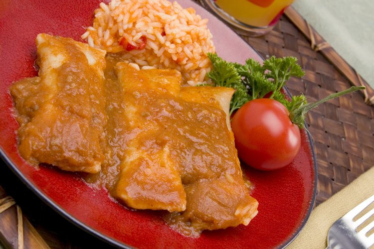 Las enchiladas de queso suelen ser servidas en porciones grandes.