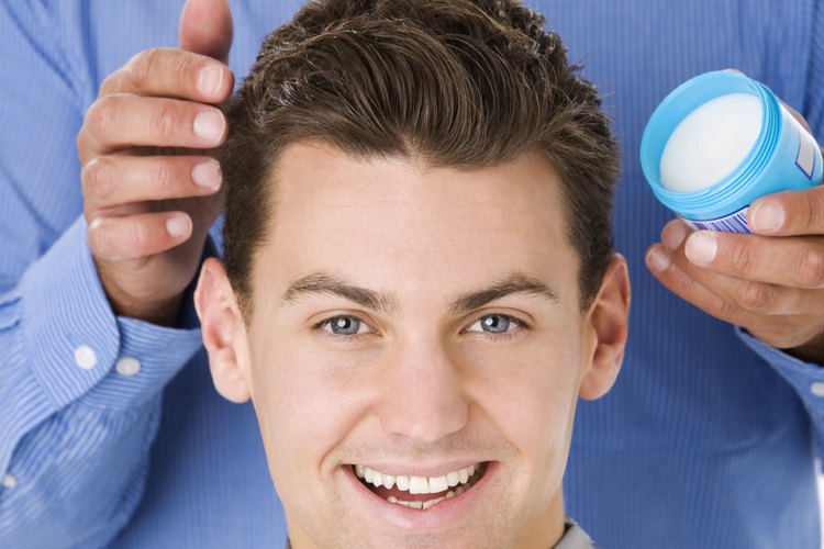 Los geles y pomadas para el cabello ayudan a crear estilos brillantes.