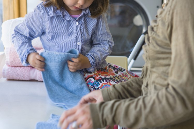 Mezcla un detergente para ropa más sano.