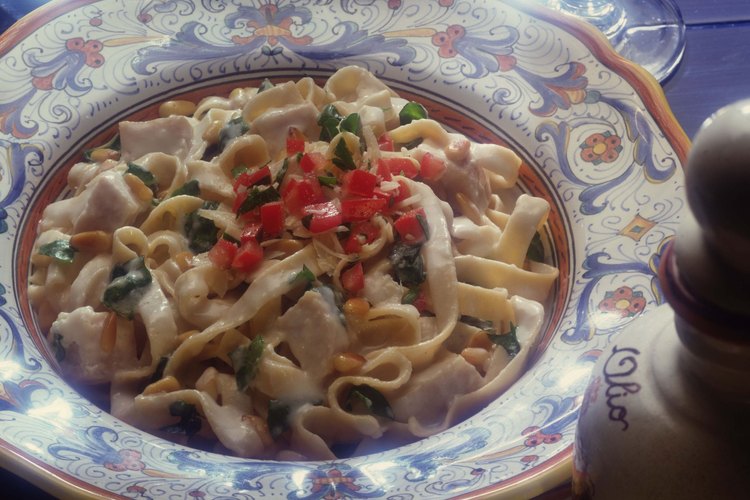 La espinaca va bien con la espesa salsa Alfredo.