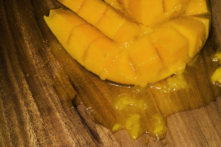 Retira la piel del mango antes de comer.