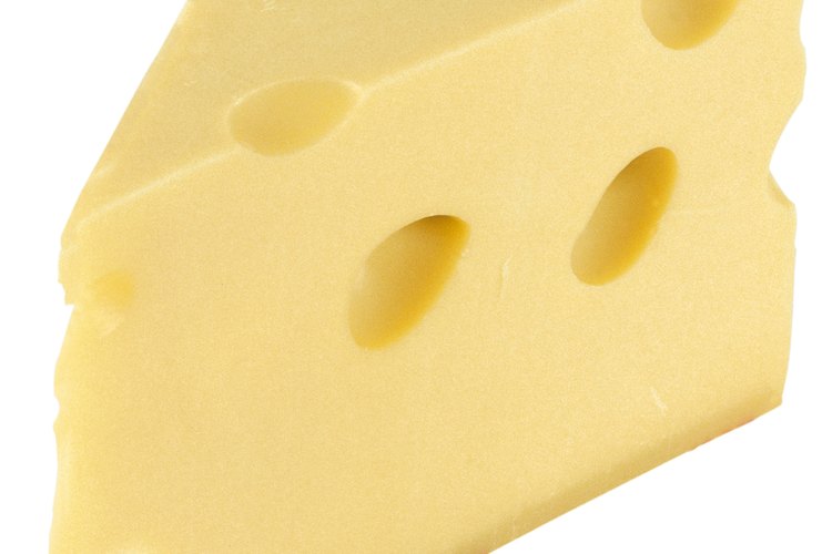 El queso suizo está clasificado como un queso natural.