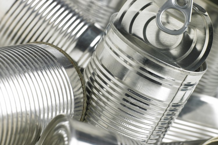 El aluminio se usa para hacer latas de sopa y otros empaques.