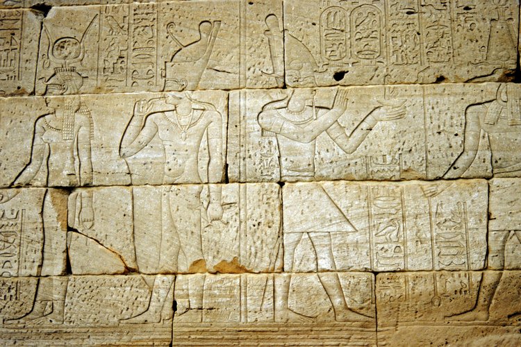 El texto más antiguo data del 32 a.C.