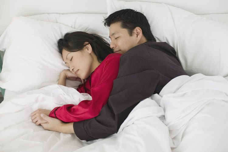 Prueba la posición de cuchara para dormir abrazados por la noche.