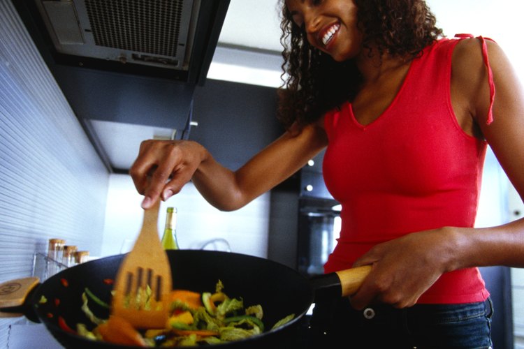 Utiliza un wok o una sartén grande para saltear tu comida.