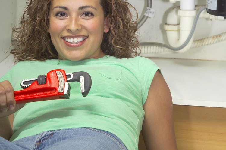 Un grifo de baño tiene el mismo tamaño de la tubería de línea de agua como un grifo de la cocina, esta es una tubería de 1/2 pulgada (1,27 cm).