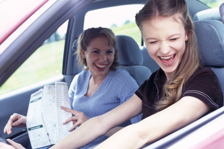 Joven mujer conduciendo un automóvil.