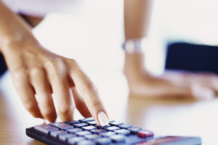 Resta el valor de los pasivos a partir del valor de todos los activos para obtener el capital empleado.