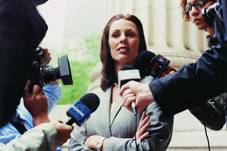Aproximación visual de "Roe" hablando con los periodistas.