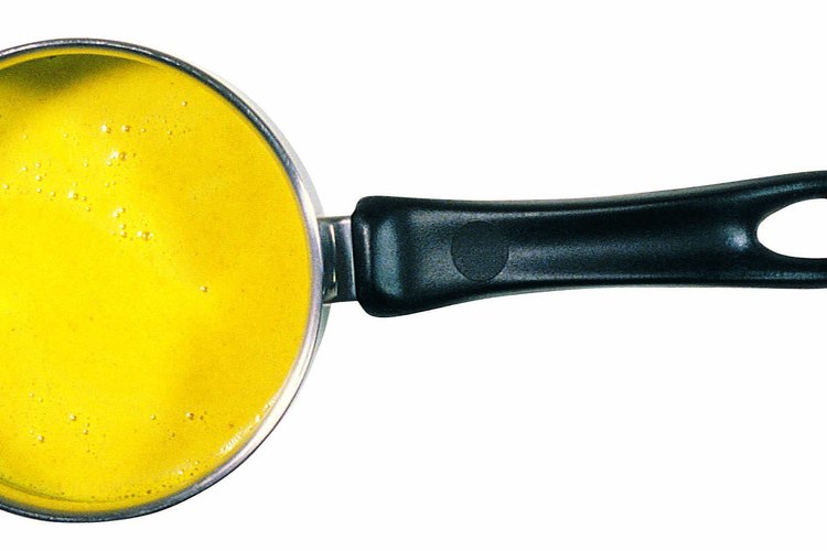 La crema inglesa puede servirse con frutas, pastas y tortas.