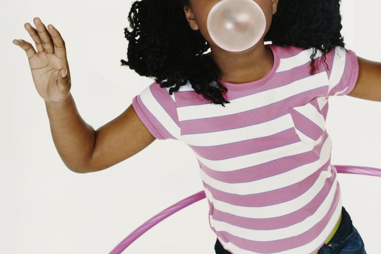 Utiliza artículos del hogar para quitar el chicle de la ropa.