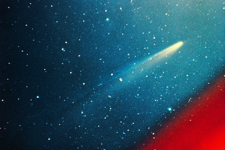 La cola del Cometa Kohoutec, al igual que todos los cometas, va hacia afuera del sol.