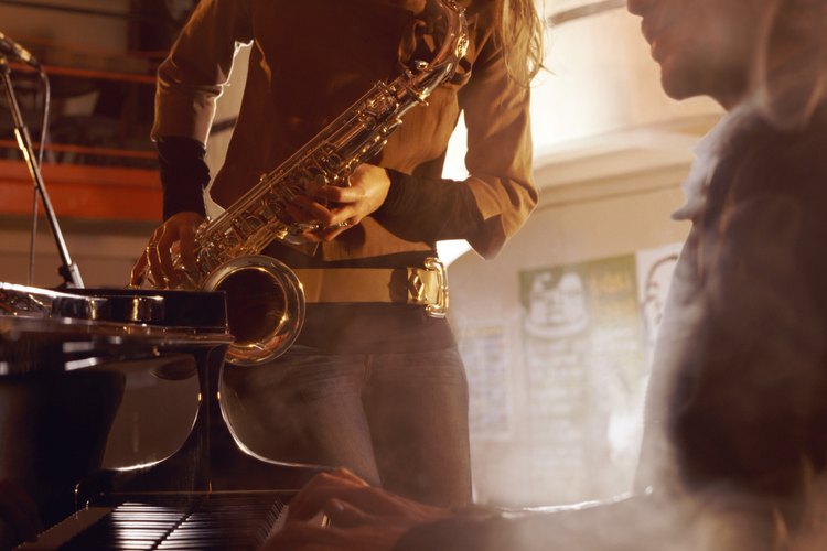 Elige un saxofón tenor para tocar rock.