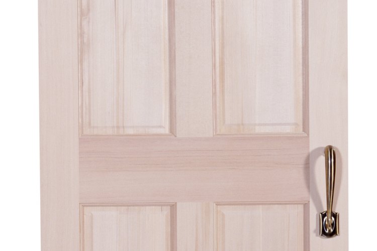 Aplica una pintura efecto agrietado y un esmalte efecto envejecido y tu puerta tendrá una apariencia sorprendente.