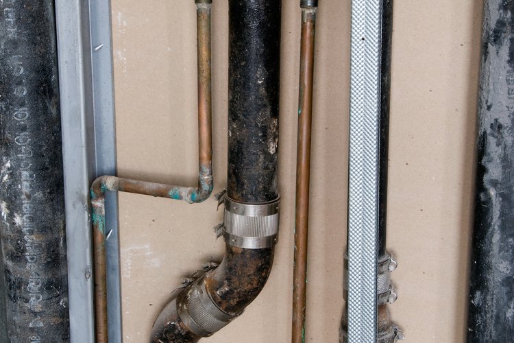 Usa artículos domésticos para limpiar las obstrucciones del inodoro.