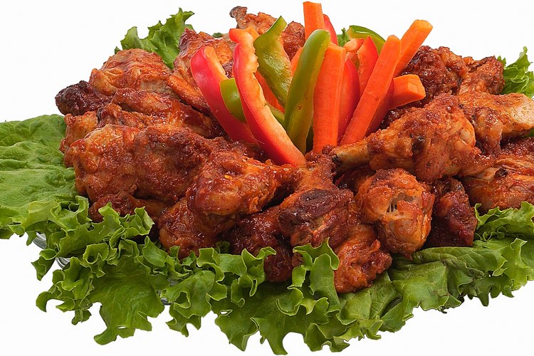 Puedes preparar alitas de pollo Buffalo Tyson de tres maneras diferentes.