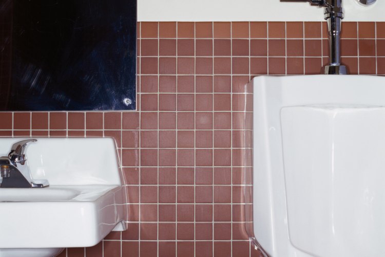 Un fluxómetro es un mecanismo que está presente en inodoros sin tanque y urinales.