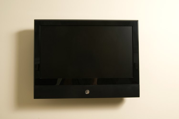 Las televisiones montadas en la pared de tamaño mediano se pueden colocar frente a la cama.