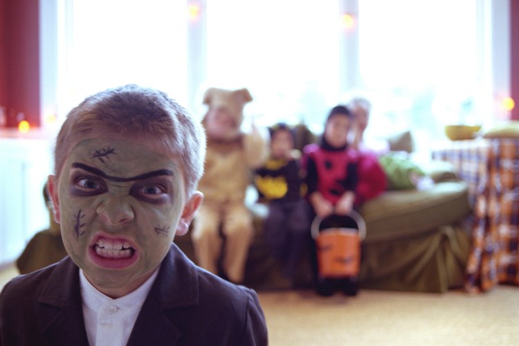 Mantén a tus pequeños monstruos seguros por Halloween.