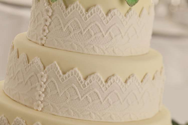 La construcción de un típico pastel de bodas le permite ser ensamblado en el sitio.