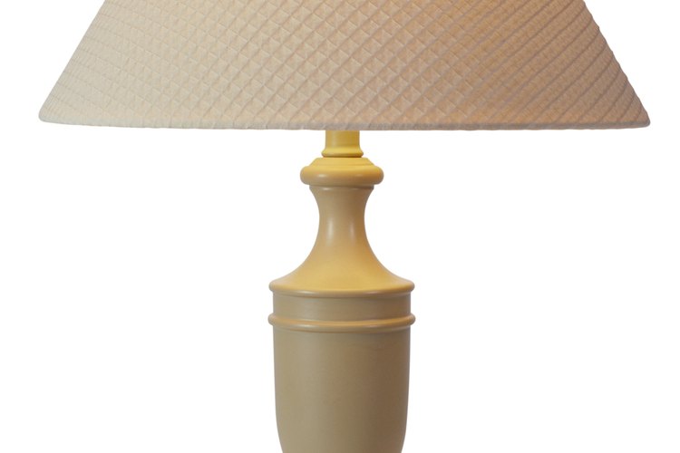 Convierte una lámpara aburrida en un objeto único de diseño con un poco de tela.
