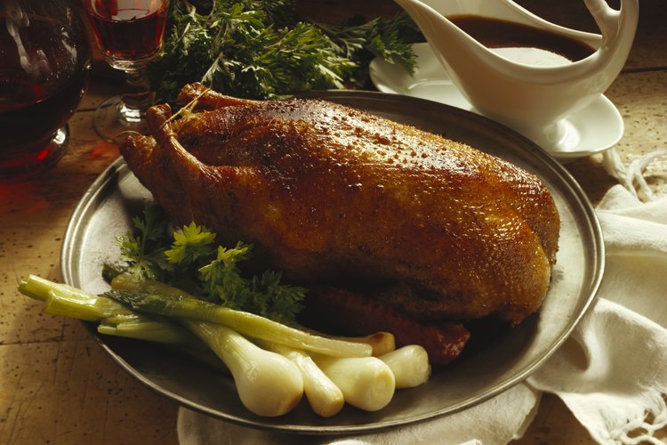 Para lograr el mejor sabor, asa un pato hasta que esté jugoso.