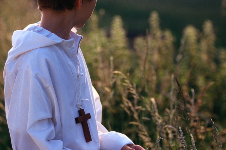 Si el adolescente va a tomar su comunión, puedes considerar un regalo que pueda usarlo durante la ceremonia.