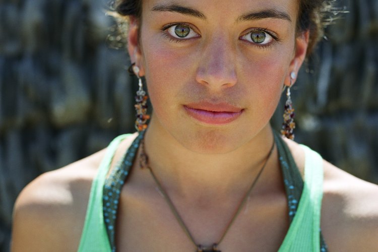 El tono de verde de la prenda de esta muchacha resalta sus ojos verdes.