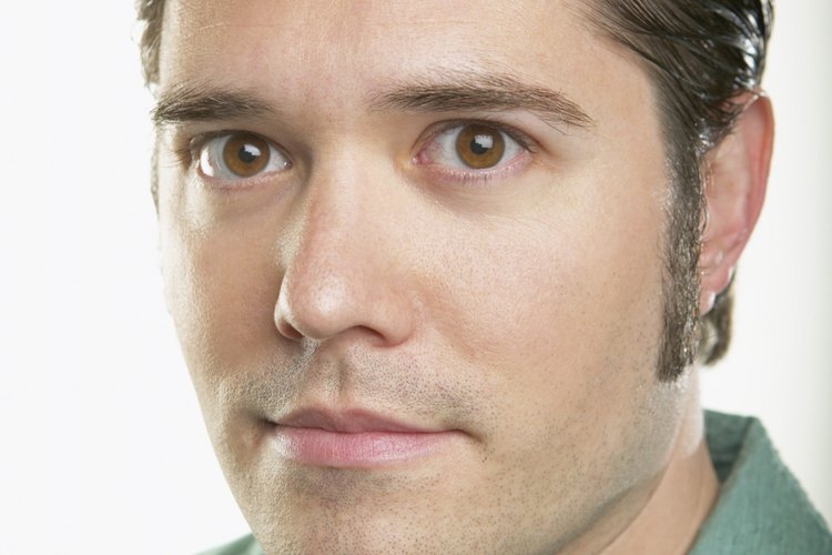 Practica con tu cabello para que se quede hacia atrás naturalmente.