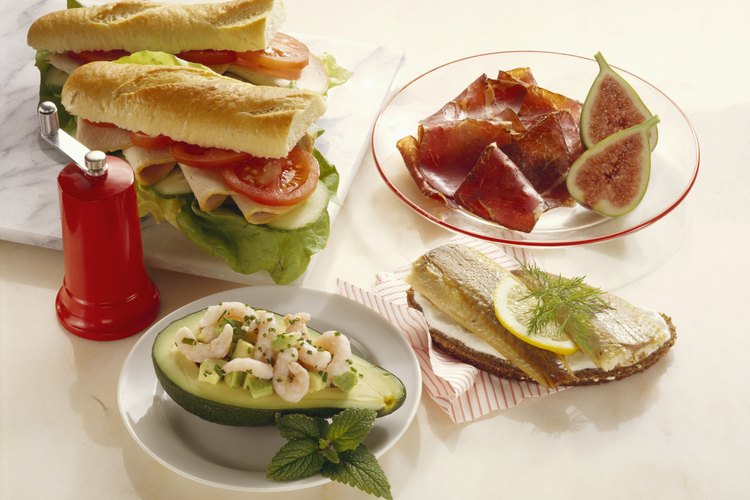 Aguacate con camarones o langostinos.