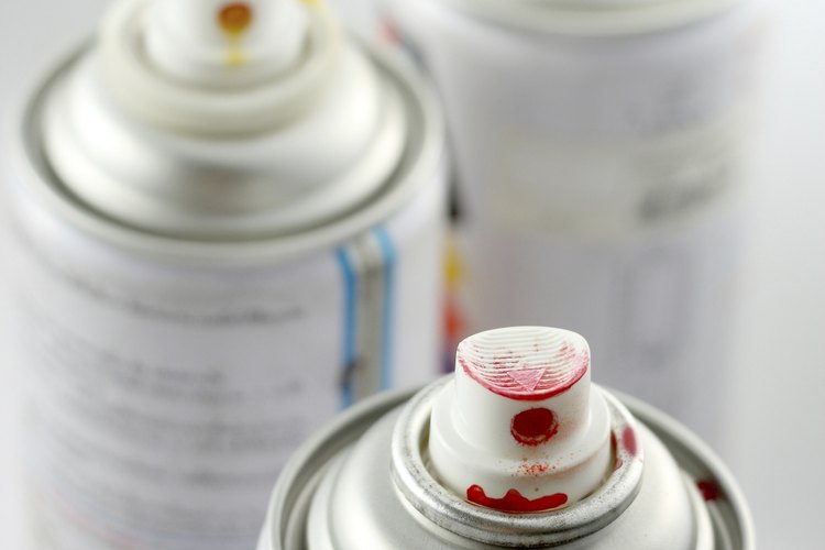 El esténcil en aerosol puede utilizarse en un estilo libre o con plantillas.