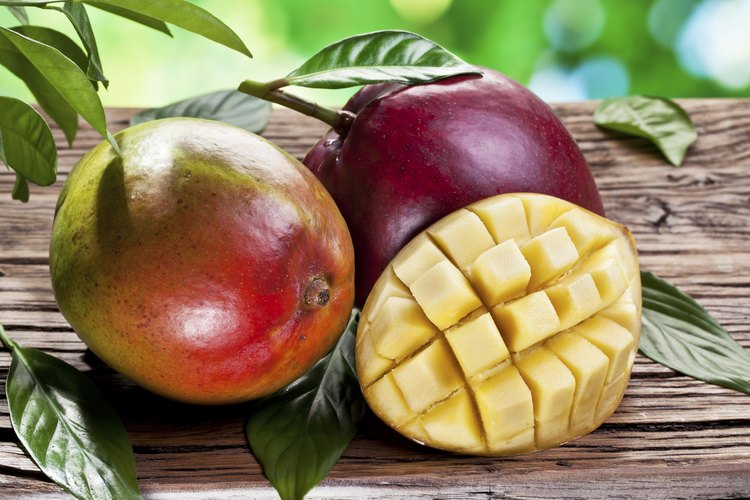 Para hacer jugo de mango primero debes quitarle la piel.