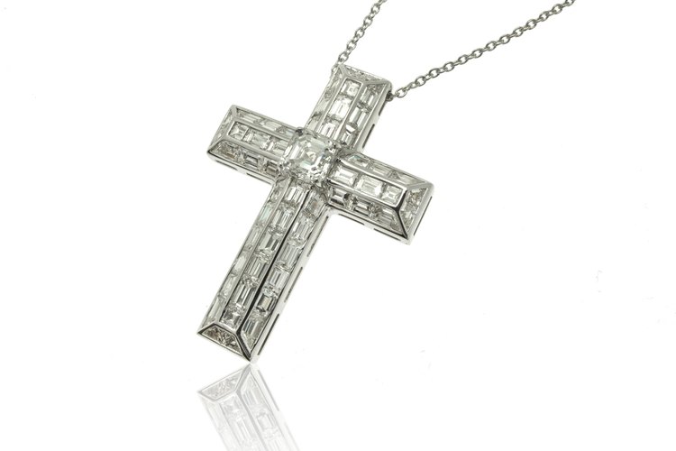 Para muchas personas, bendecir un collar de crucifijo es una forma de honrar la naturaleza sagrada de esta imagen.
