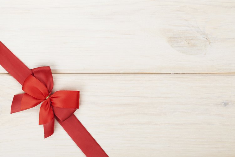 Las cintas y moños son adornos tradicionales para la copa del árbol navideño.