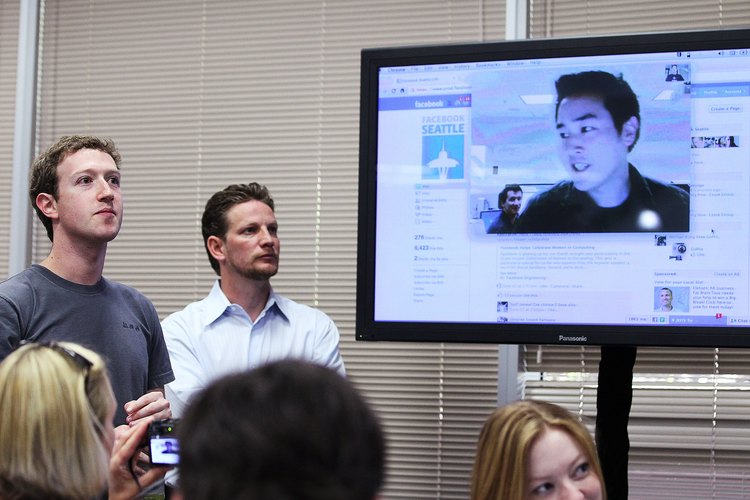 El CEO Mark Zuckerberg y su equipo venden espacios publicitarios en Facebook.