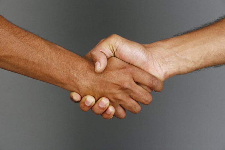 En lugar interiorizar los comentarios negativos que recibas, aprende a canalizarlos a través de la risa.