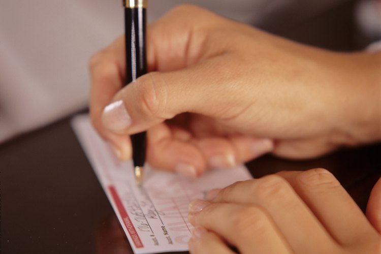 Multas y cargos enfrentados por falsificación de cheques.