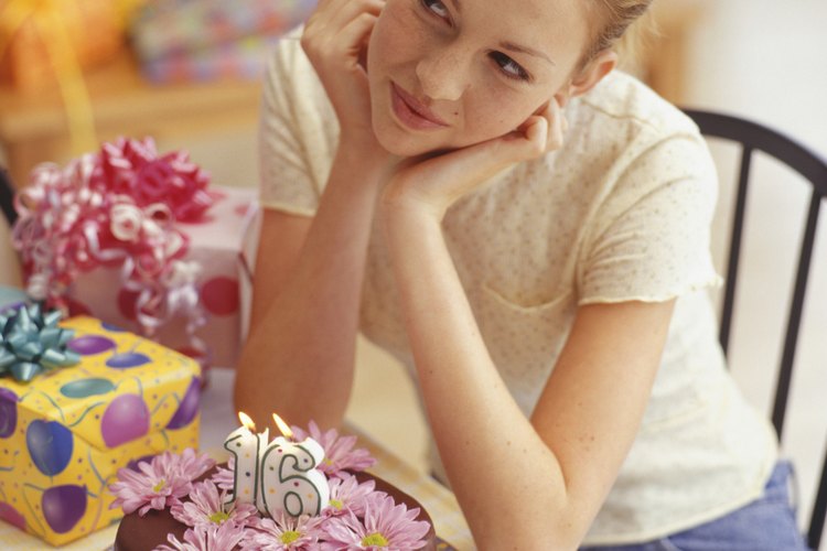 Celebra el cumpleaños número 16 con pastel y regalos especiales.