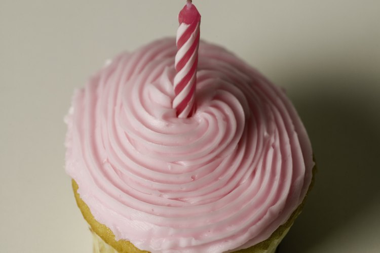 Un cupcake rosado es perfecto para una fanática de la Power Ranger rosa.