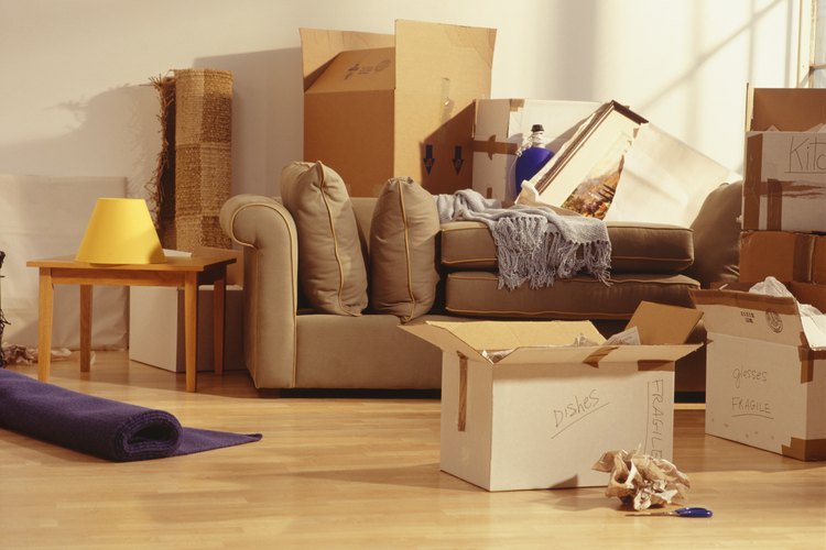 Reduce el estrés de una mudanza sacando los muebles pesados primero.