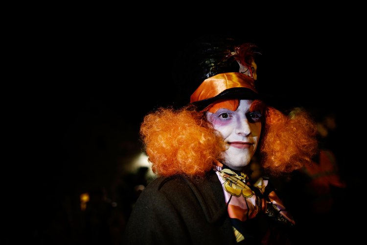 El Sombrerero Loco es conocido por sus excentricidades y su estilo estrafalario.