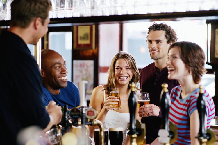 Un conjunto de tarros para cerveza que se puedan compartir con los amigos, es otro gran regalo.