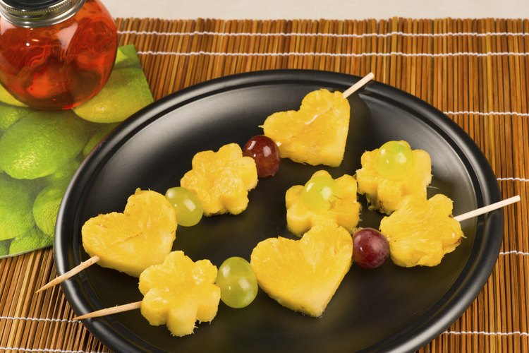 Las brochetas de frutas son dulces, saludables y convenientes bocadillos para las fiestas de los niños.
