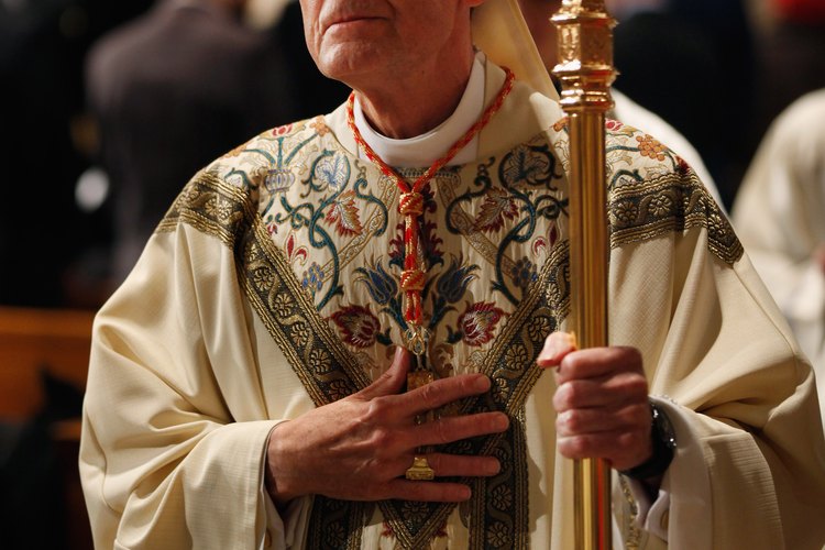 Un obispo de la Iglesia católica liderando una procesión en una catedral.